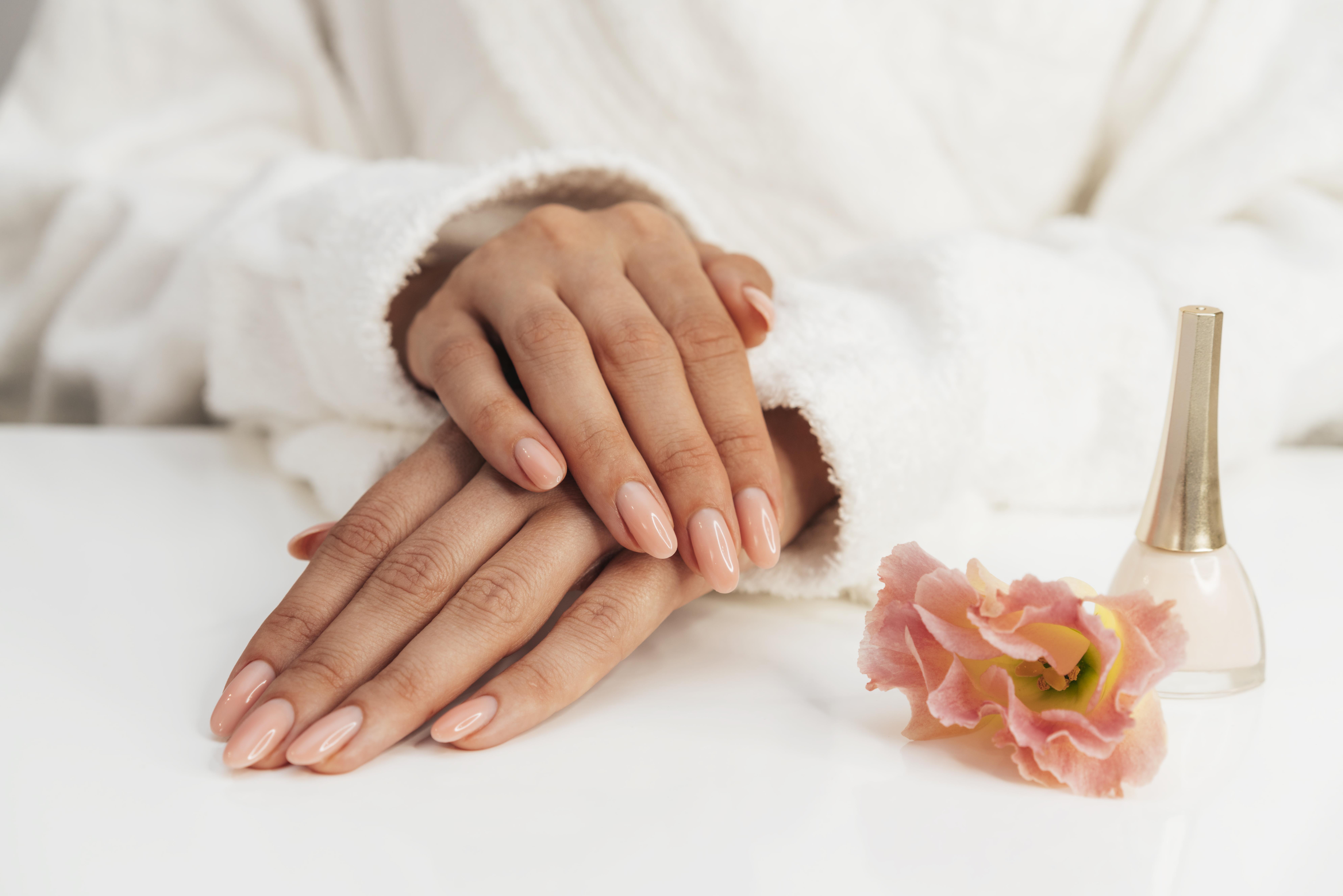 Imagem de mulher fazendo manicure russa.