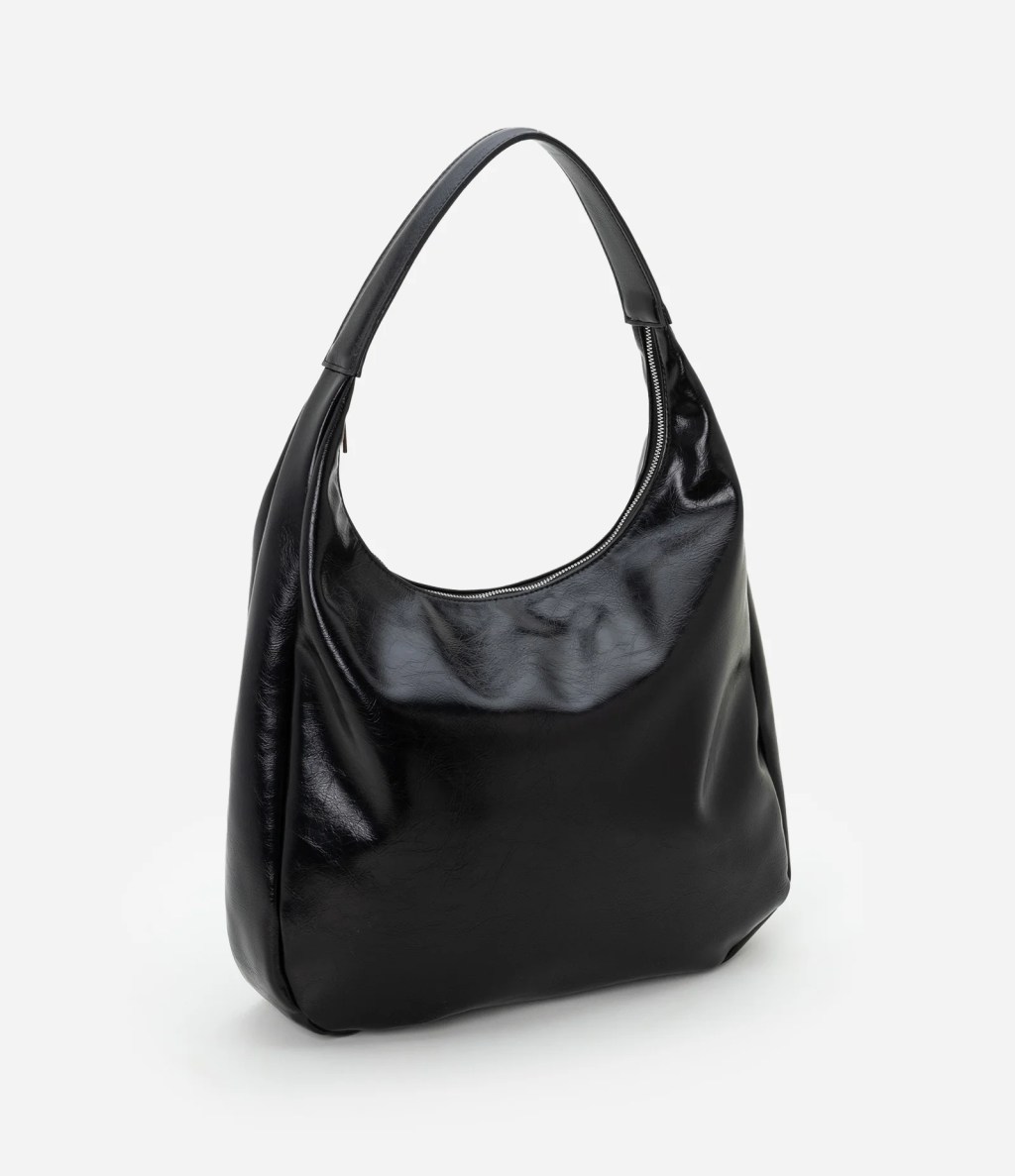 Foto de uma bolsa preta de couro