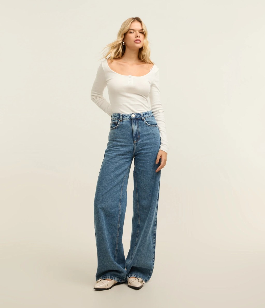 Foto de uma cal&ccedil;a de cintura alta jeans
