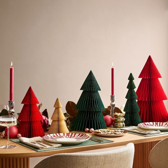 Imagem de &aacute;rvores de natal feitas com cartolina.