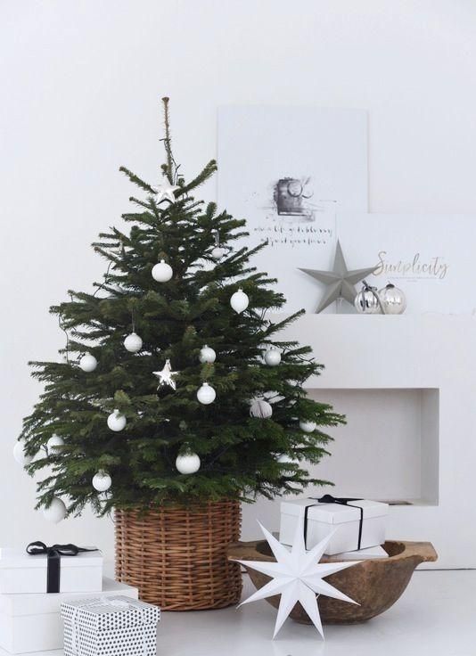 Decora&ccedil;&atilde;o de natal com mini &aacute;rvore decorada com bolas brancas.