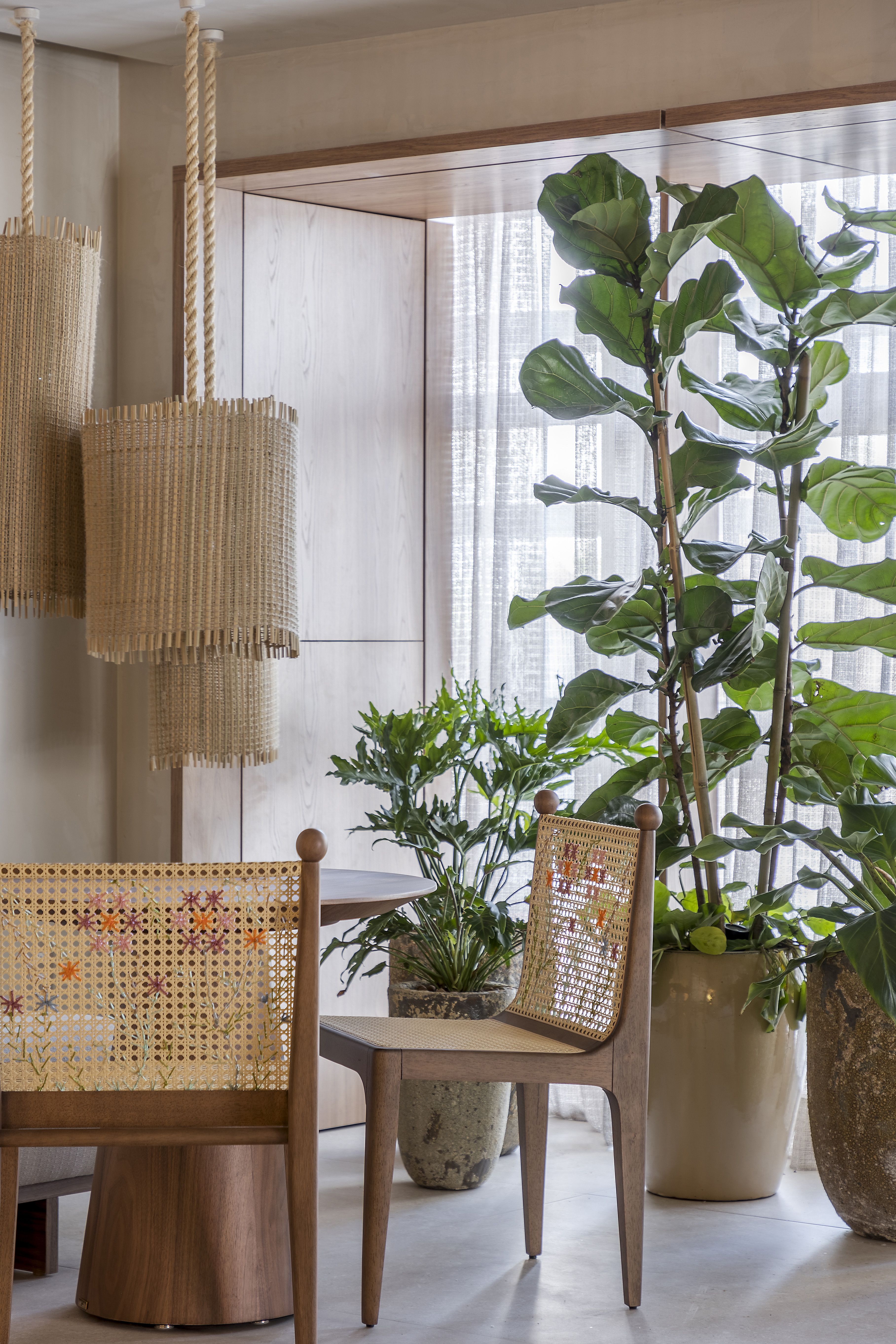 Canto de sala com mobili&aacute;rios vazados e plantas