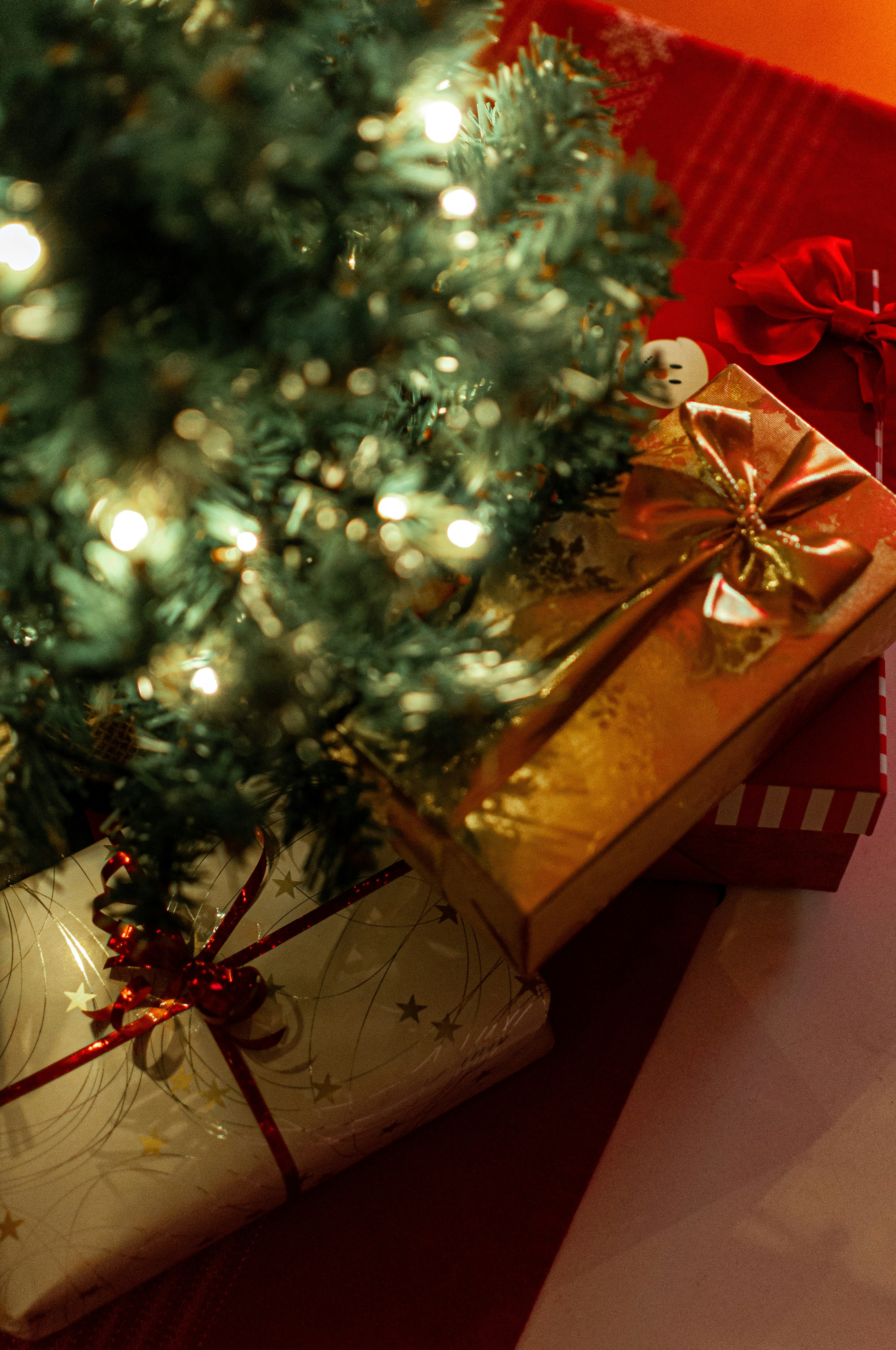Presentes sob &aacute;rvore de natal