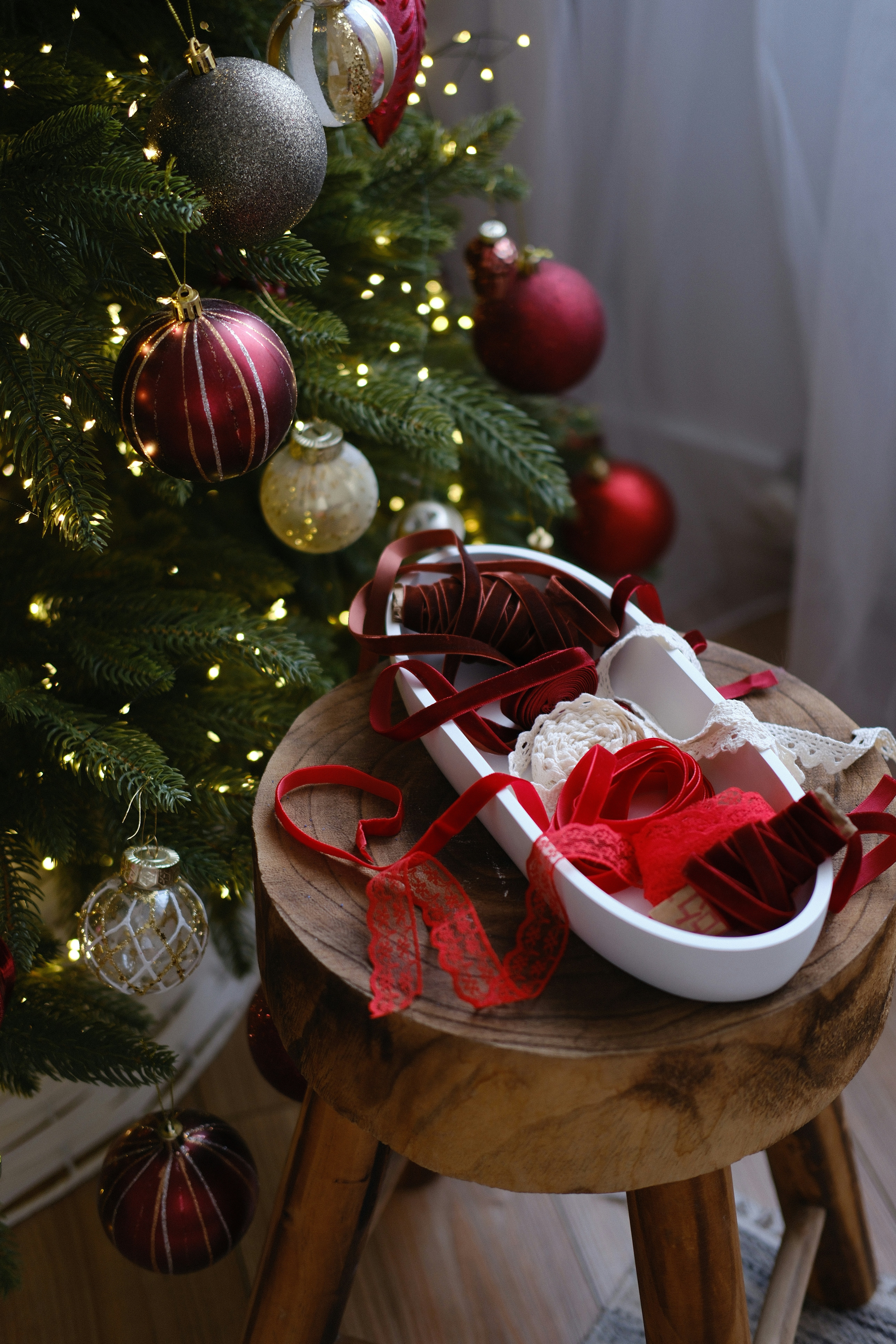 Fitas vermelhas ao lado de &aacute;rvore de Natal
