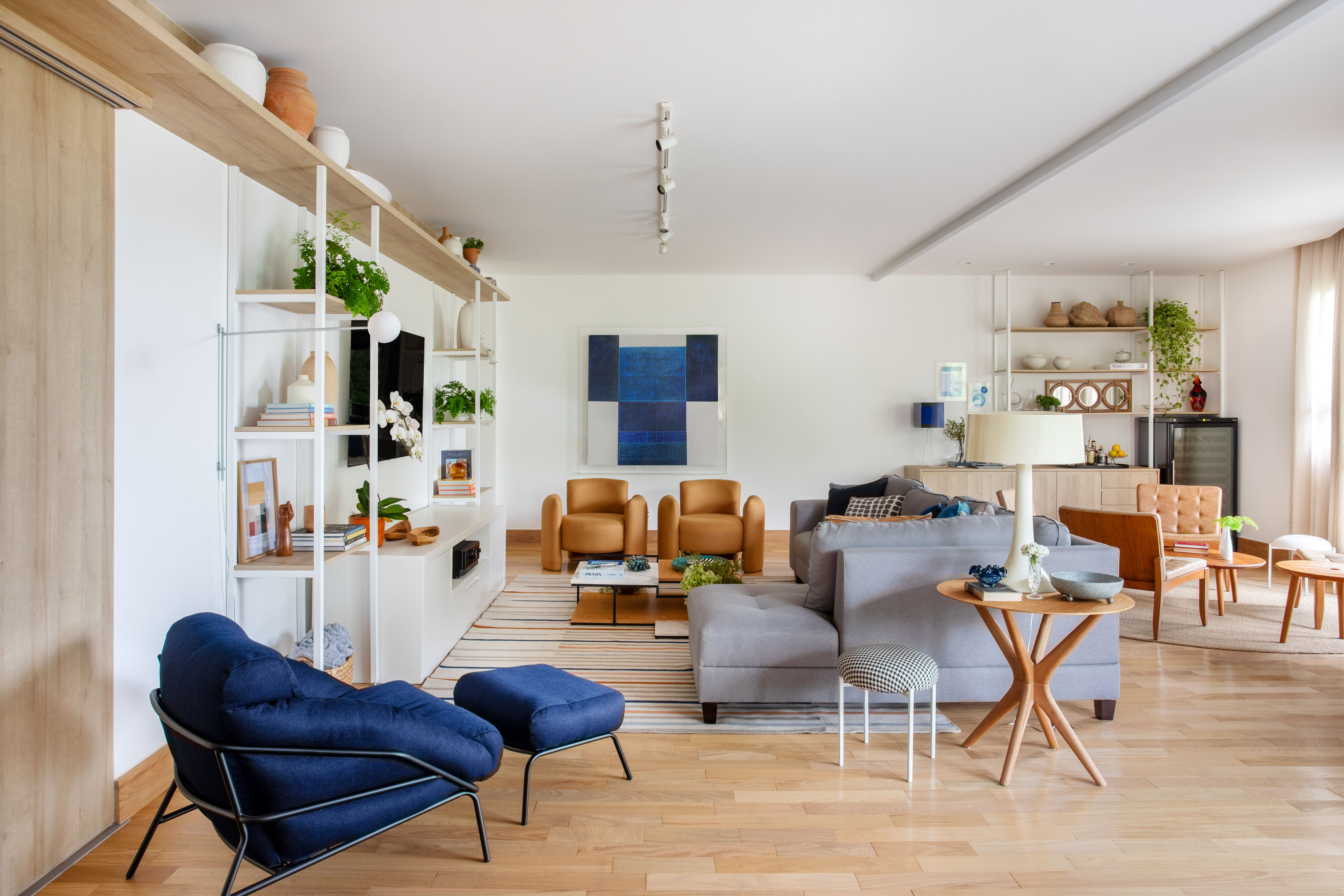Apartamento espa&ccedil;oso com m&oacute;veis afastados das paredes