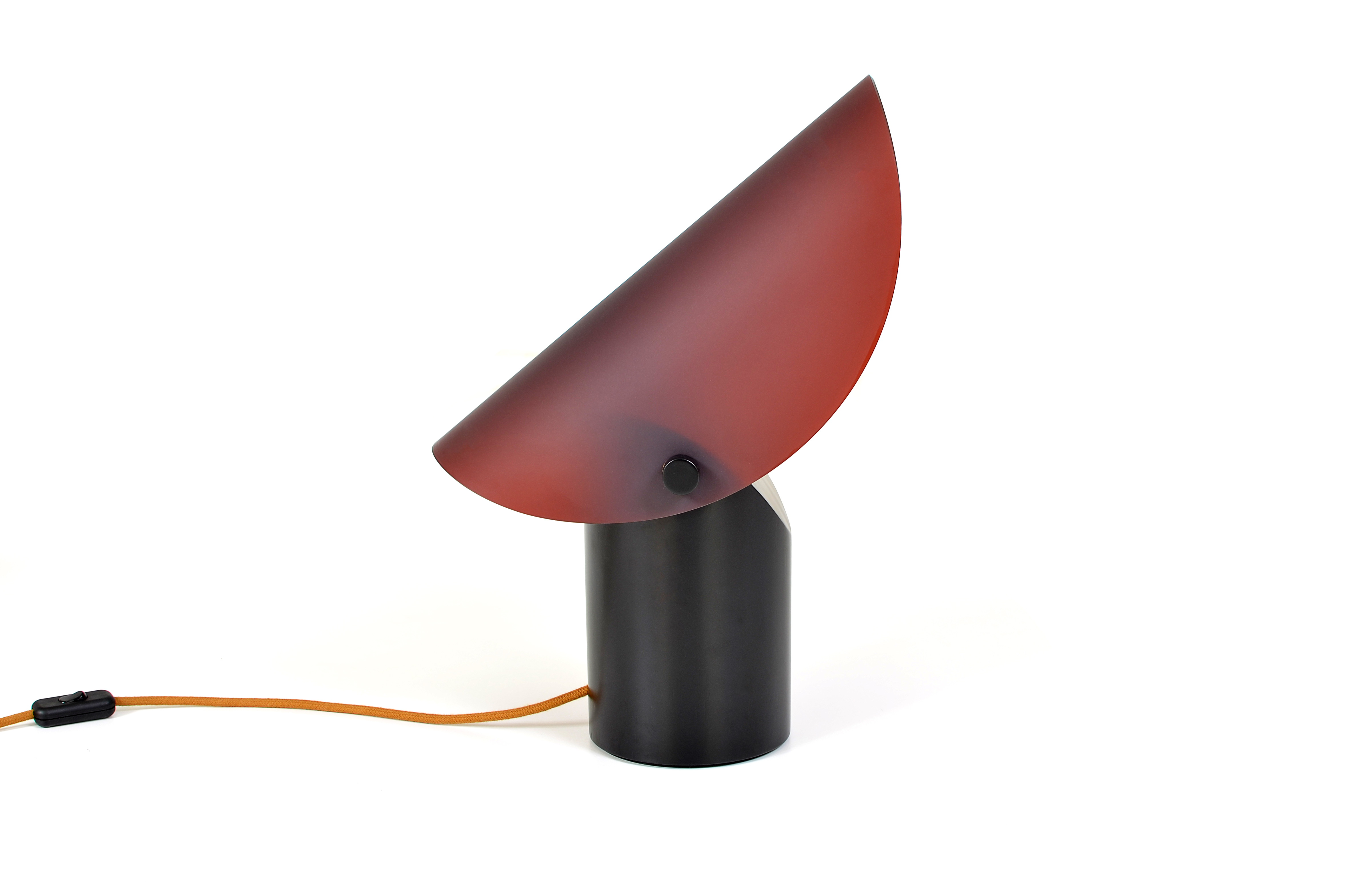 Lumin&aacute;ria com suporte preto e c&uacute;pula bord&ocirc;