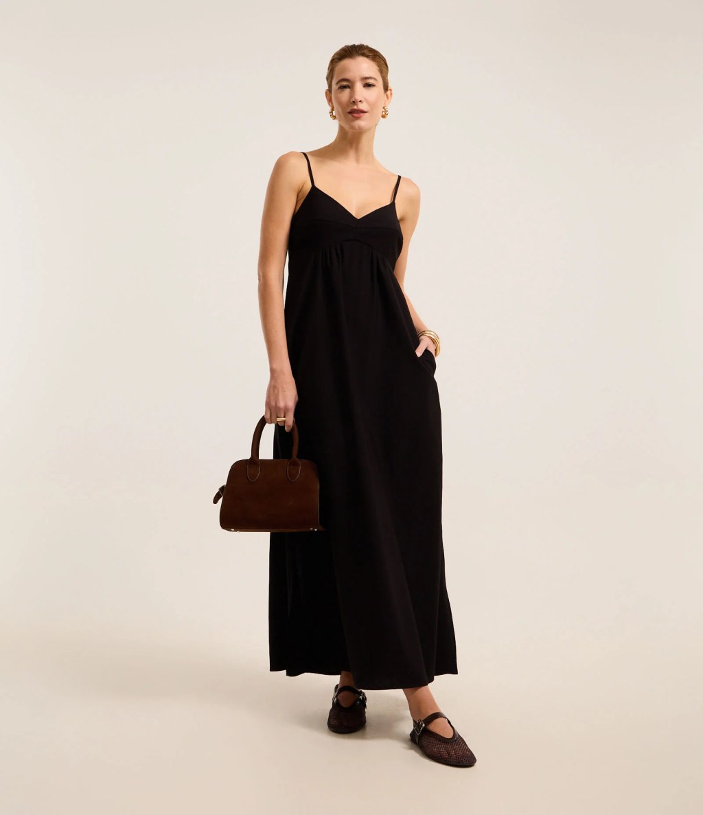 Foto de uma mulher usando um vestido longo preto