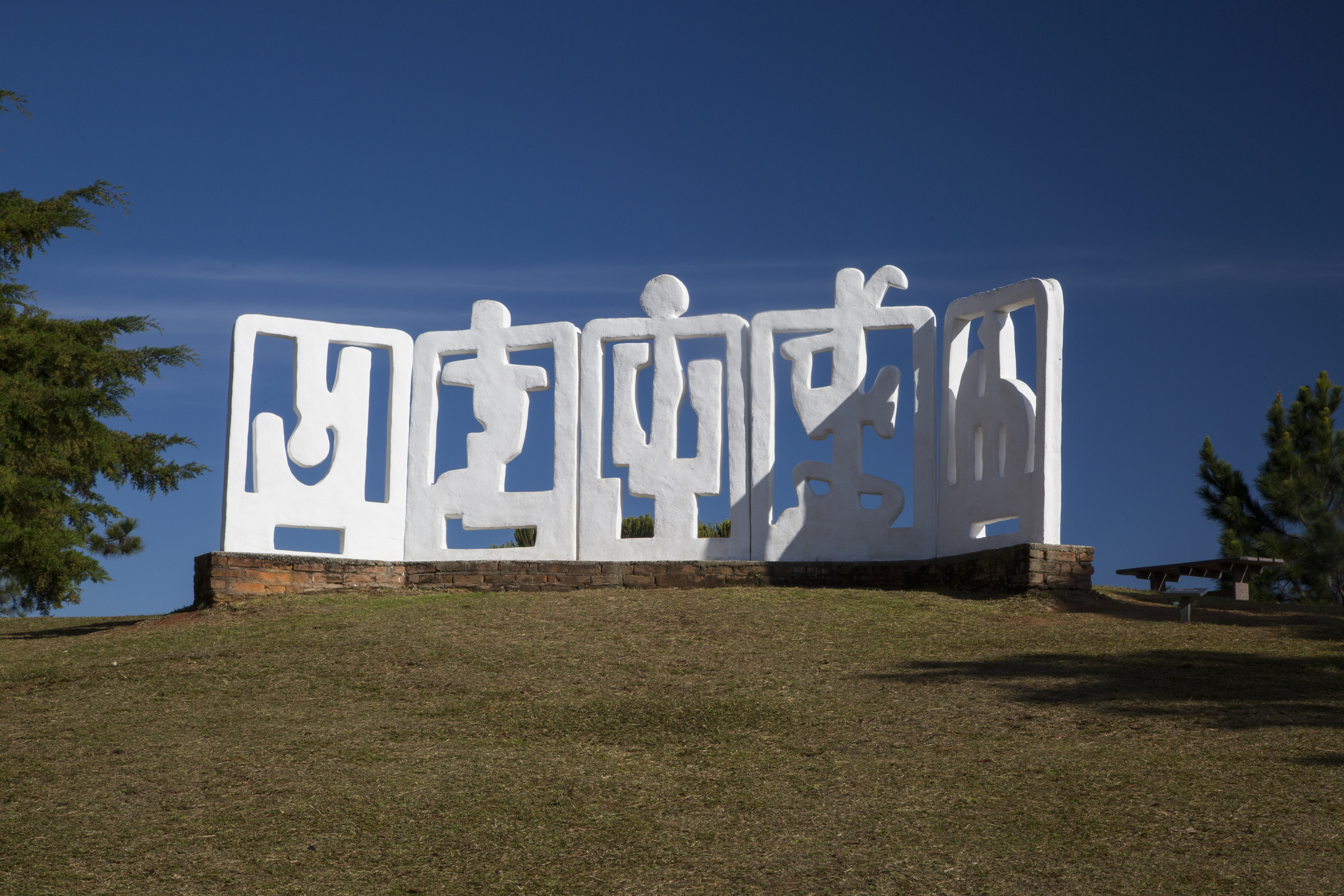 Escultura de gesso branca exposta no gramado ao ar livre de parque