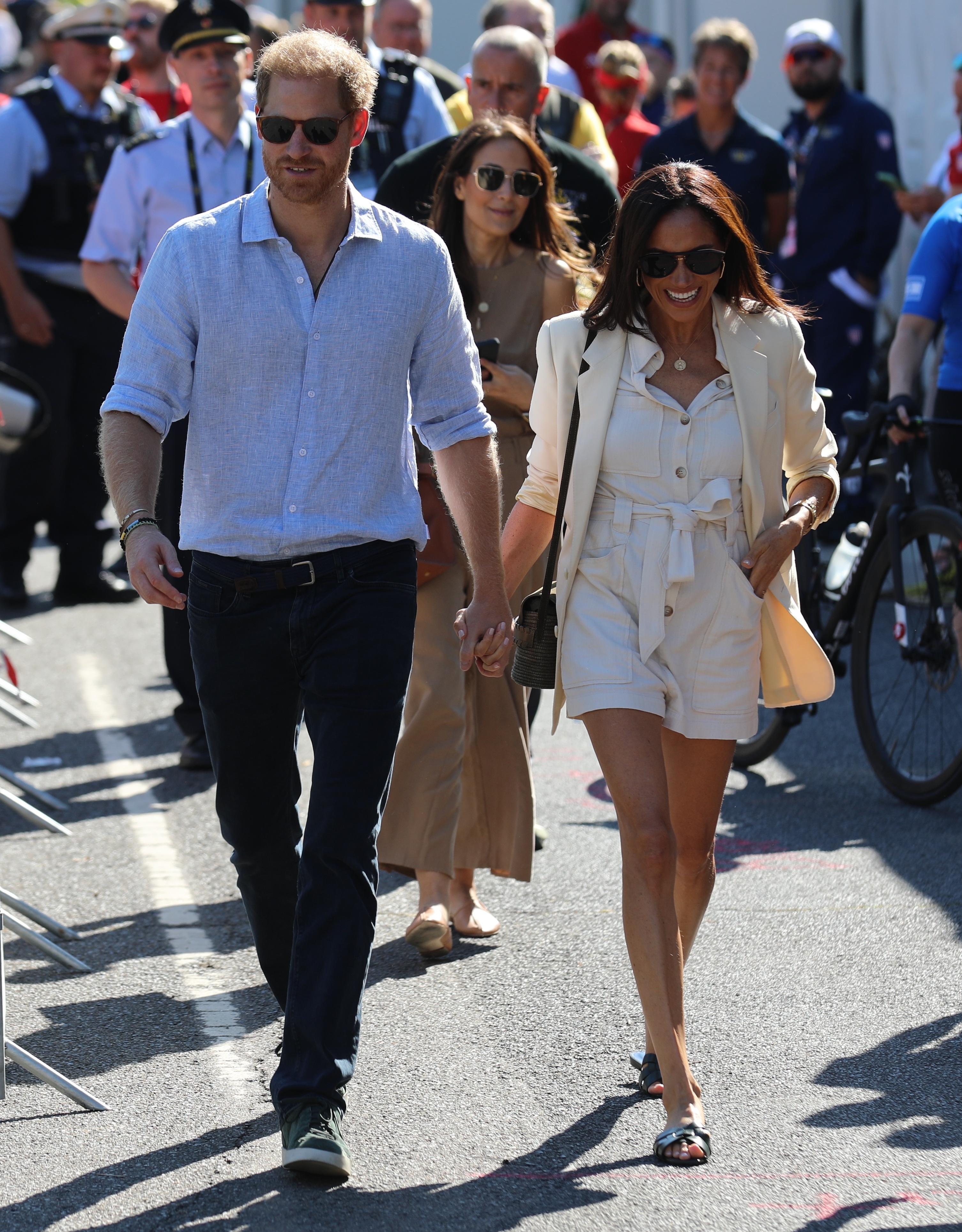 Casal caminhando com roupas casual chic