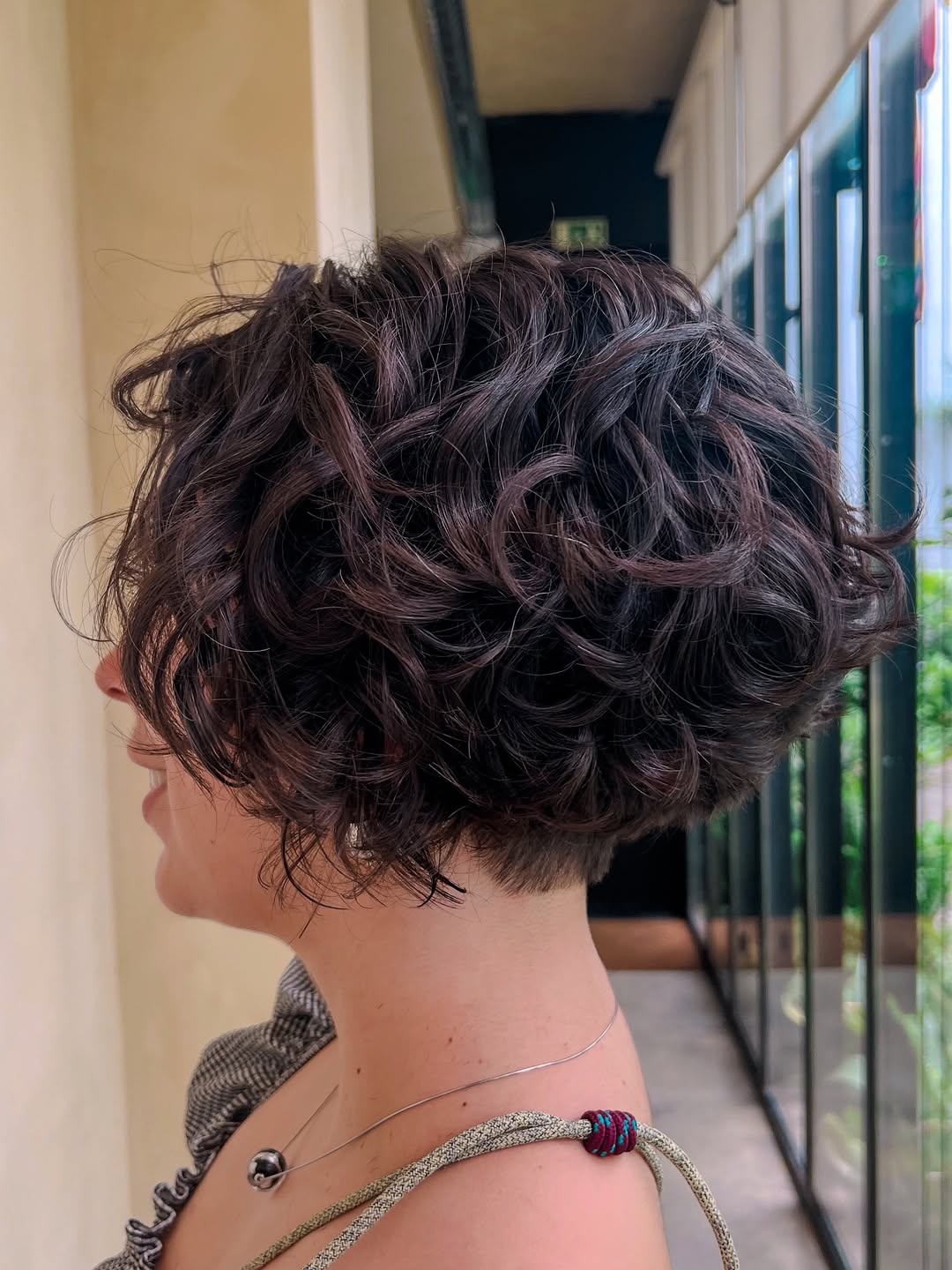 Corte bob ondulado com movimento natural e base reta