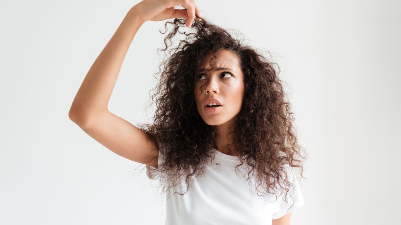 Vitaminas para queda de cabelo: quando elas realmente podem ajudar