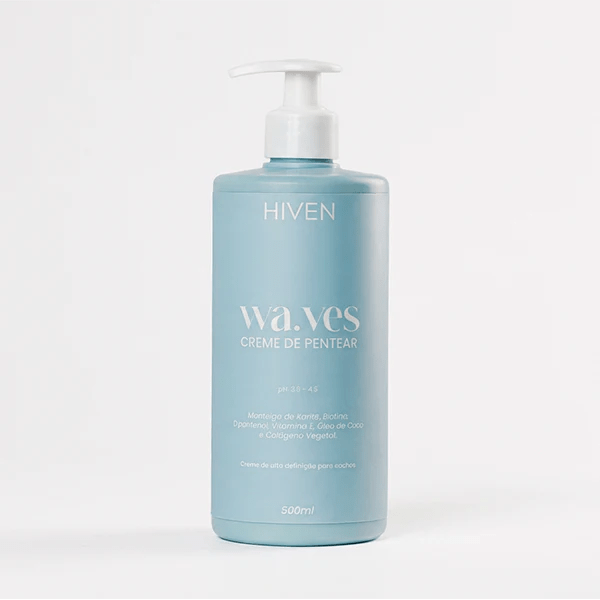 Frasco azul claro com pump do creme de pentear Waves da Hiven, finalizador para cabelos ondulados e cacheados que promove defini&ccedil;&atilde;o e hidrata&ccedil;&atilde;o.