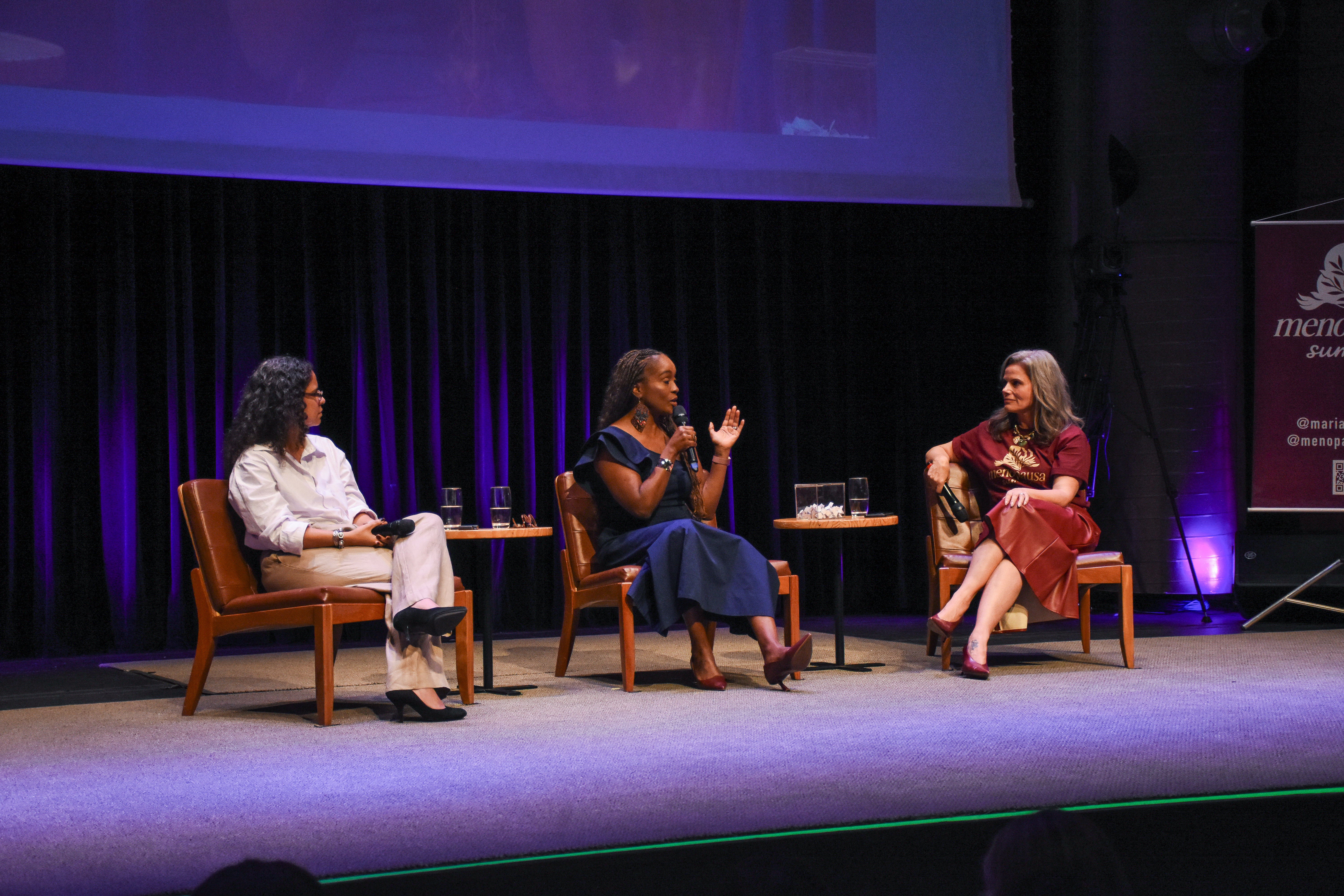 Especialistas participam de um painel de discuss&atilde;o no palco do Menopausa Summit, abordando temas ligados &agrave; sa&uacute;de e ao bem-estar na menopausa