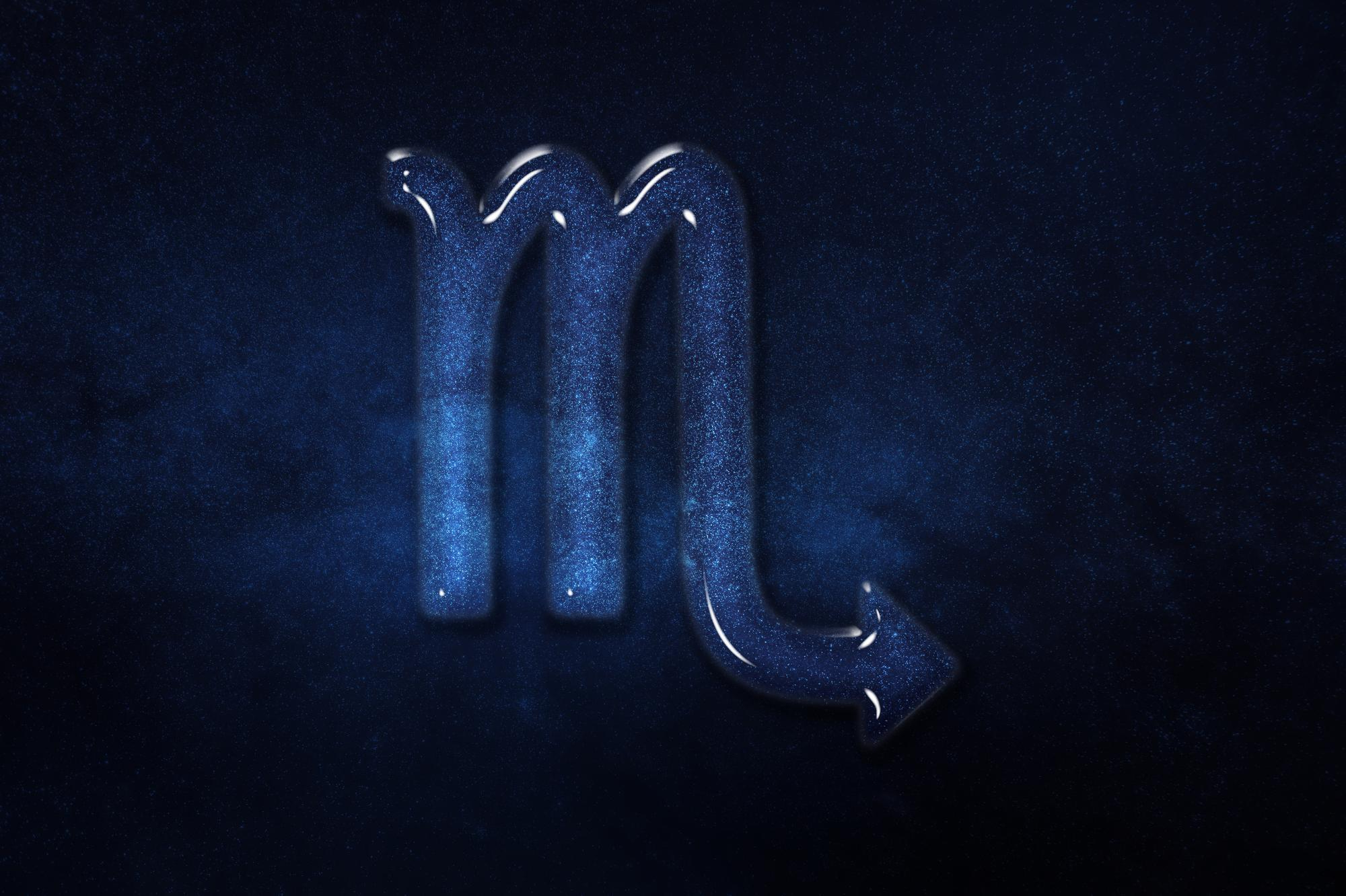 S&iacute;mbolo do signo de Escorpi&atilde;o aparece em destaque sobre um fundo estrelado azul, remetendo &agrave; intensidade e &agrave; percep&ccedil;&atilde;o profunda associadas ao signo.