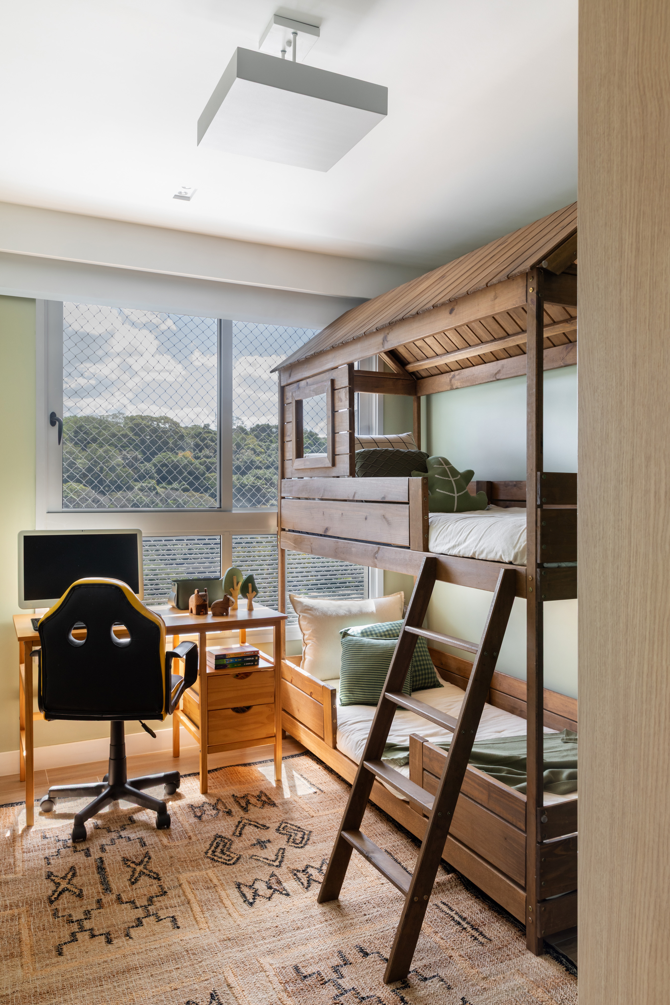 Quarto infantil com beliche de madeira